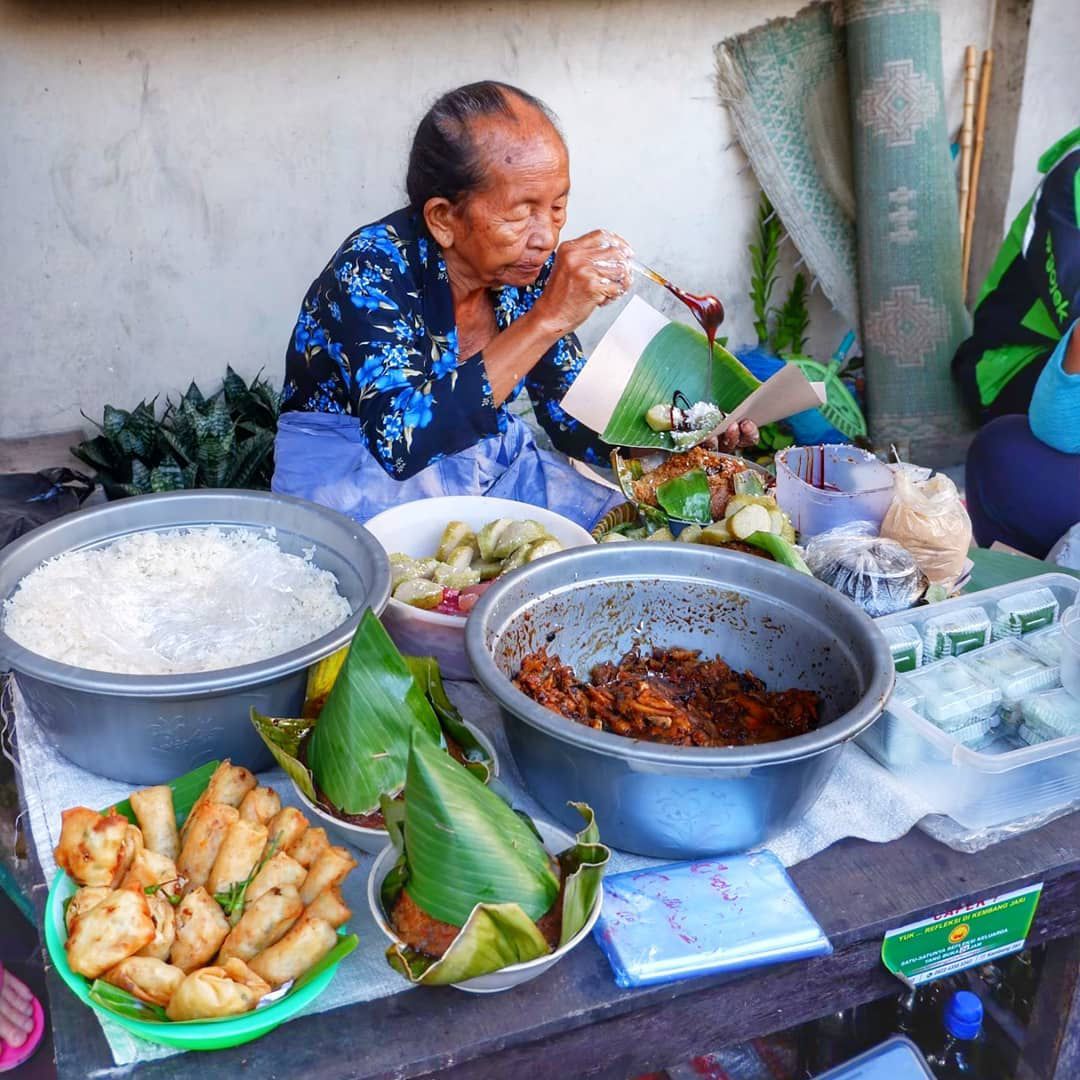 Mbah Satinem penjual lupis yang mendunia.