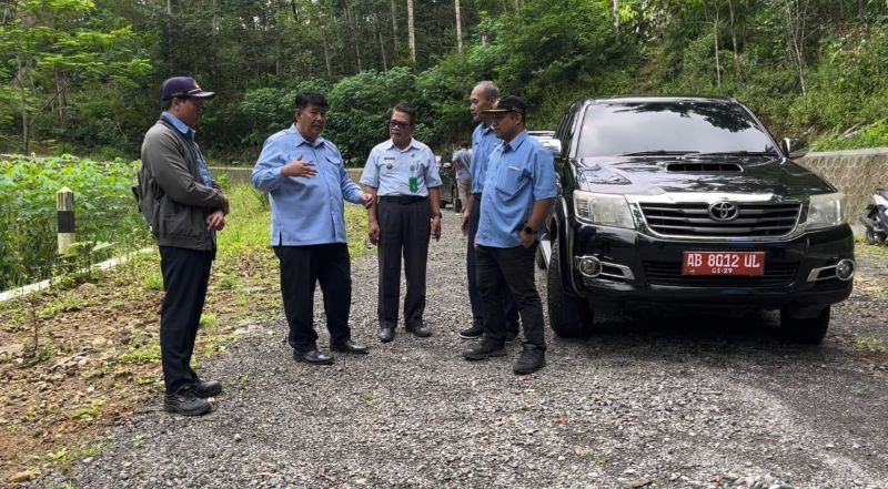 RUSAK: Bupati Kulon Progo meninjau jalan yang telah disertifikasi.&nbsp;