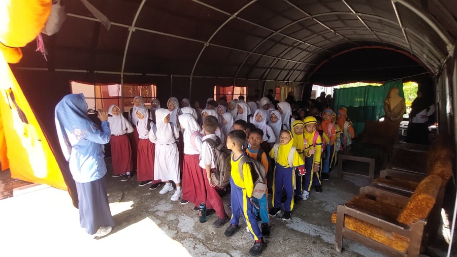 KBM: Guru SDN Kokap memberikan materi ke siswanya.