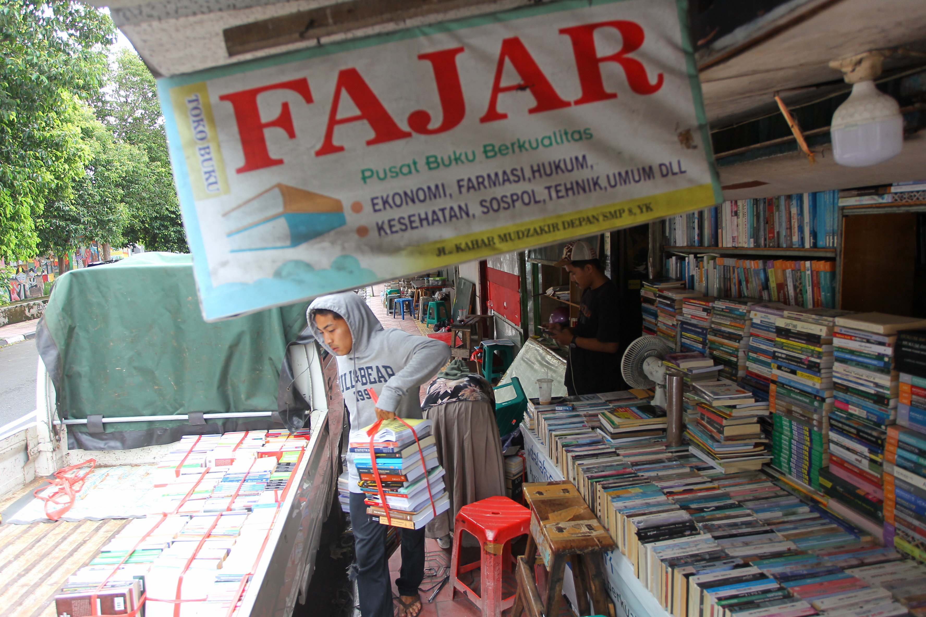 Pedagang buku di kawasan Jalan Kahar Muzakir memindahkan dagangan mereka menggunakan mobil bak terbuka menuju Pasar Terban, Kota Jogja, kemarin (14/1). Foto : Guntur Aga Tirtana/Radar Jogja