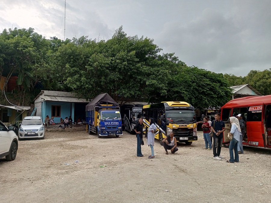 Wisatawan memadati kawasan Pantai Drini saat liburan Nataru 2025.