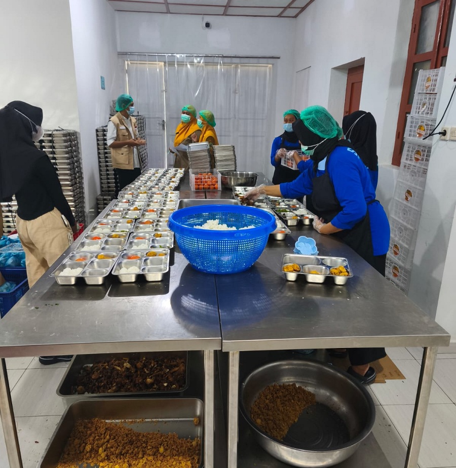 SIDAK: Petugas Puskesmas Semanu 1 sedang melakukan inspeksi kesehatan lingkungan di dapur SPPG Semanu 1.&nbsp;