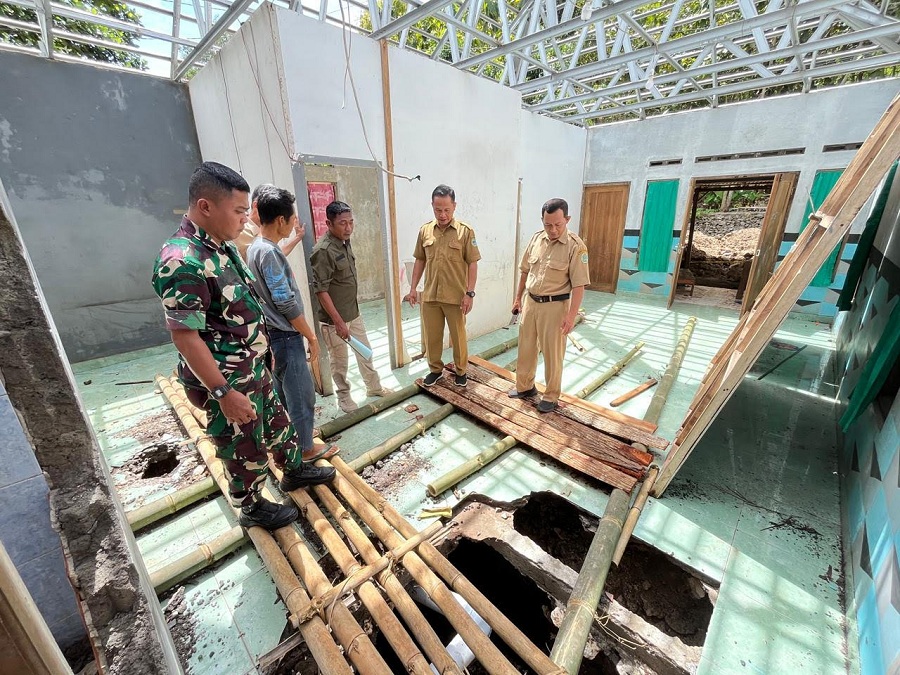 MENINJAU: DPUPRKP Gunungkidul melakukan tinjauan ke lokasi rumah di Girikarto yang terdampak amblesan tanah&nbsp;Rabu&nbsp;(14/1/2026).  &nbsp;
