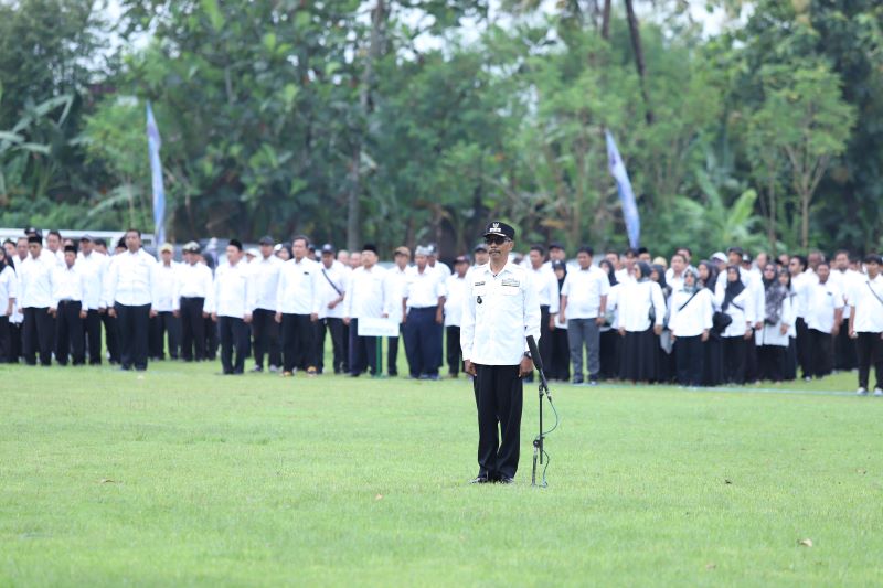 Para lurah dan pamong sedang melaksanakan apel memperingati Hari Desa Rabu (14/1)