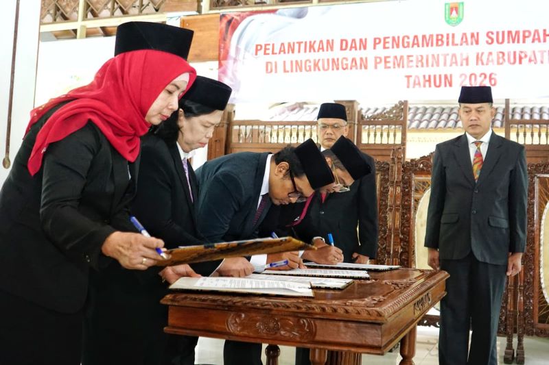 SIMBOLIS: Bupati saat melantik sejumlah pejabat di lingkungan Pemkab Magelang Rabu (14/1).