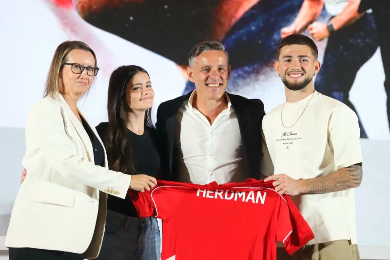 Pelatih baru Timnas Indonesia John Herdman didampingi keluarga resmi di perkenalkan kepada publik di Jakarta, Selasa (13/1/2026)