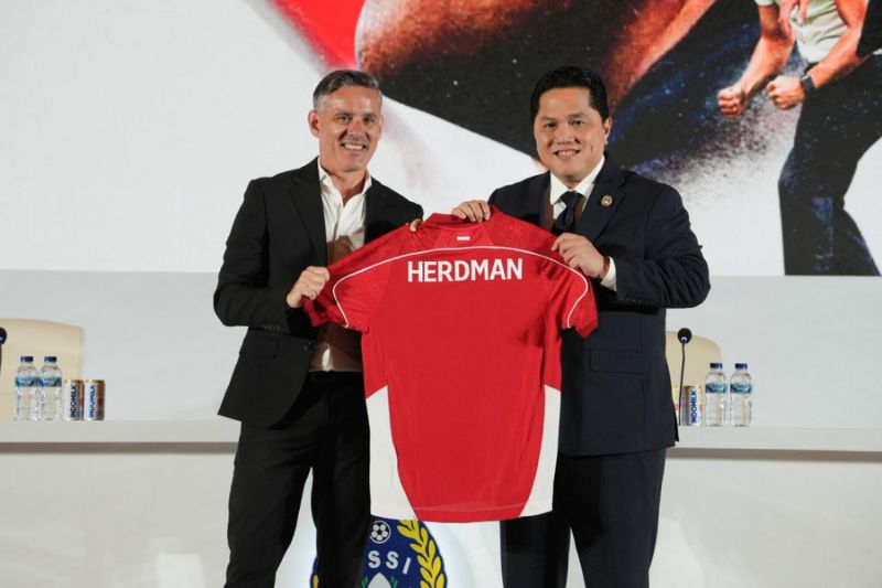 Pelatih baru Timnas Indonesia, John Herdman (kiri) bersama Ketum PSSI, Erick Thohir (kanan)
