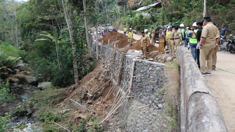 PERBAIKAN: Bupati Kulon Progo meninjau pembangunan jalan Bedah Menoreh.&nbsp;