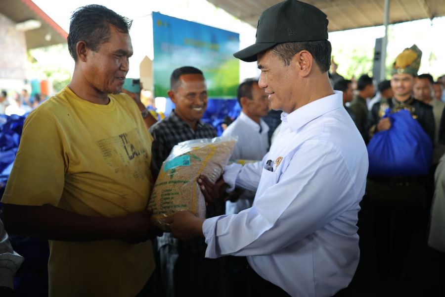 Menteri Pertanian (Mentan) Andi Amran Sulaiman memberikan bantuan kepada korban bencana