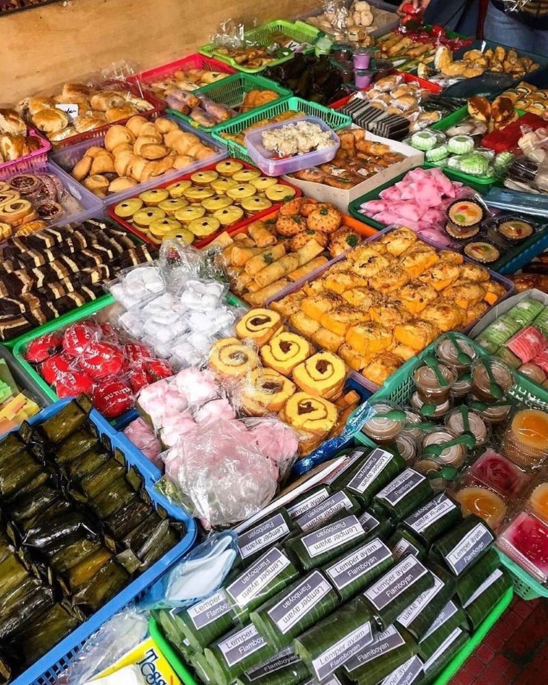 Berburu jajanan di Pasar Kranggan.