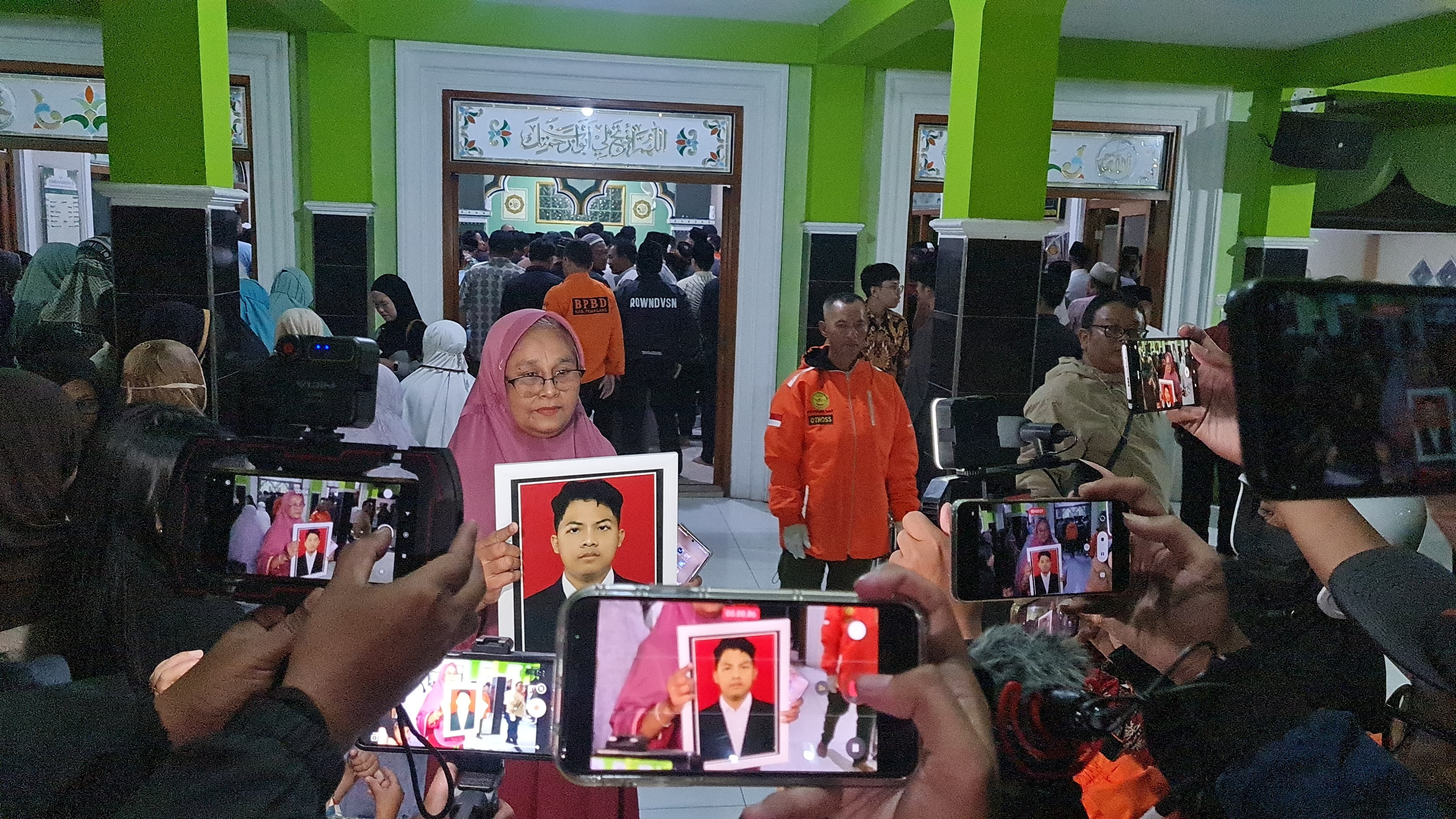 Jenazah Ali tiba di Kota Magelang pada Kamis malam (15/1).Jenazah Ali Tiba di Magelang, Langsung Disalatkan dan Dimakamkan