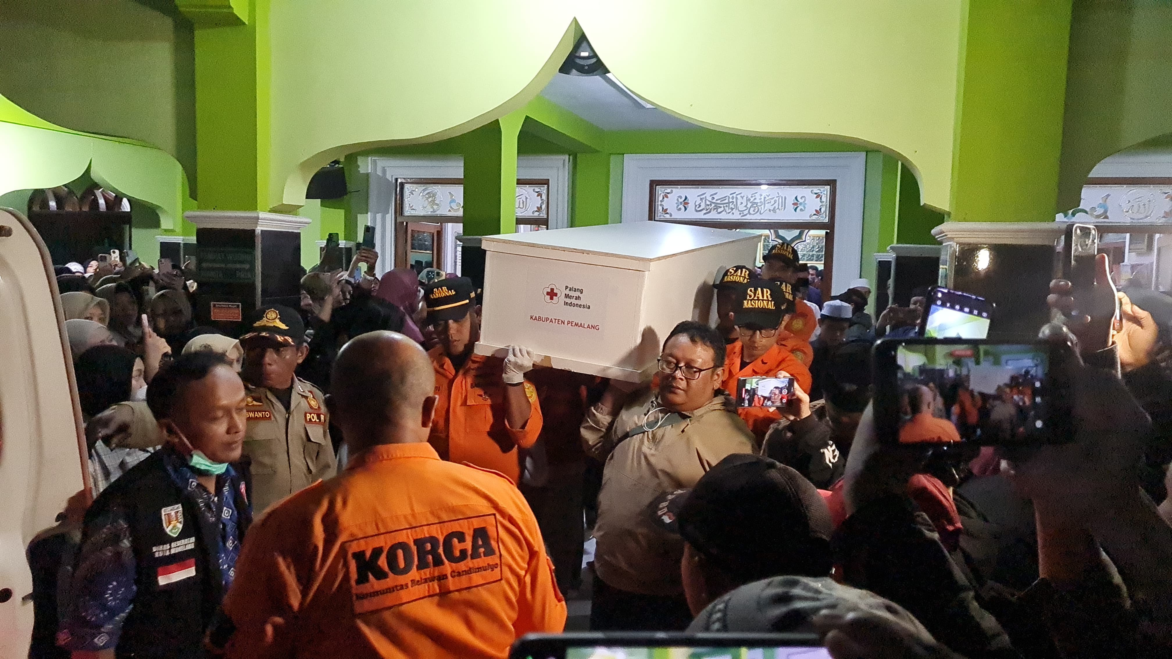 Jenazah Ali tiba di Kota Magelang pada Kamis malam (15/1).