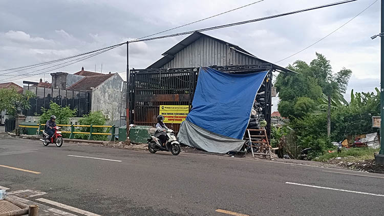 PENUH LAGI: Kondisi Depo Argolubang di Kemantren Gondokusuman yang kembali menumpuk sampah, Kamis (15/1/2026) siang.