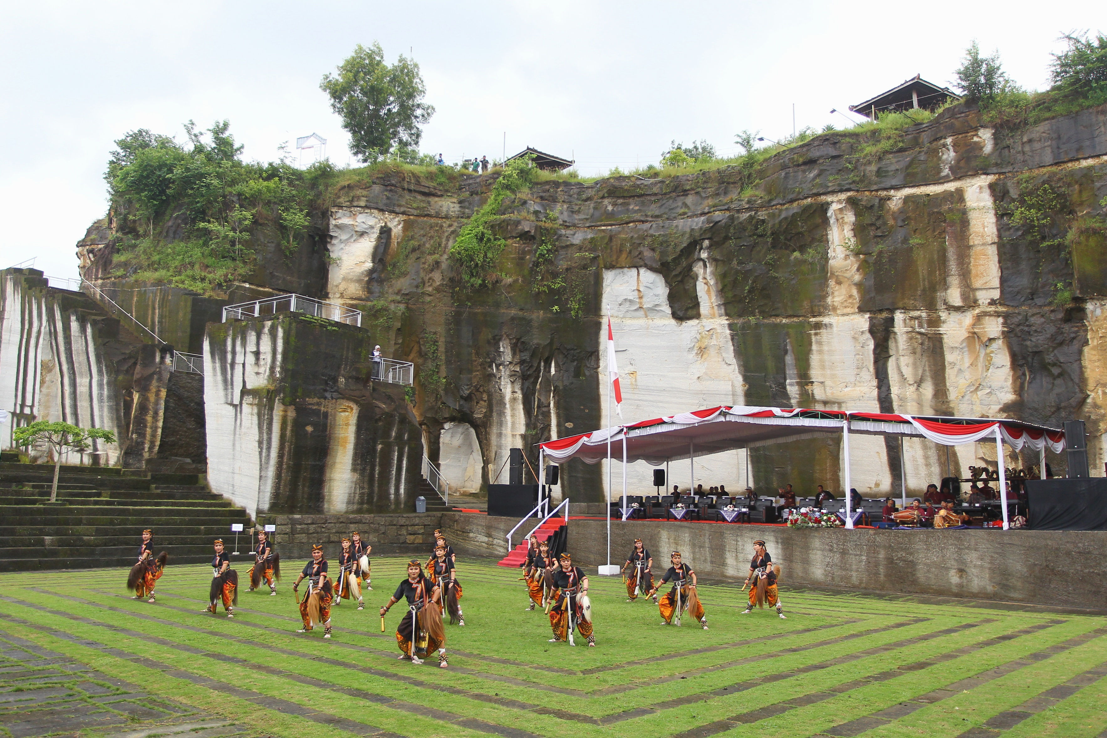 Penampilan kelompok Jathilan Warok Putri Sambirejo Prambanan memeriahkan peringatan Hari Desa Nasional di DIY yang diselenggarakan di Tebing Breksi, Sleman, Kamis (15/1/2026).