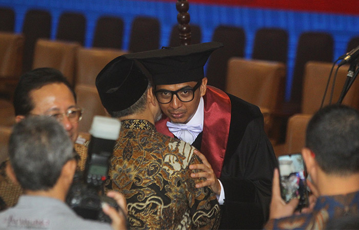SELAMAT: Dr Zainal Arifin Mochtar SH, LLM saat menjalani prosesi Pengukuhan Jabatan Guru Besar Hukum Kelembagaan Negara, Fakultas Hukum, Universitas Gadjah Mada di Balai Senat UGM, Kamis (15/1).