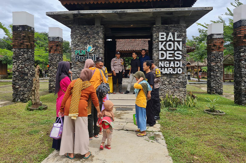 TEMPAT SEMENTARA: Ratusan warga Tanjung, Ngadiharjo, Borobudur menempati balkondes karena ancaman tanah longsor di wilayahnya, Kamis (15/1).