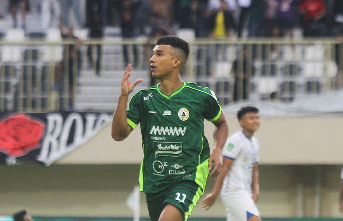 PRODUKTIF: Striker PSS Sleman Gustavo Tocantins saat melakukan selebrasi usai membobol gawang PSIS Semarang (10/1).