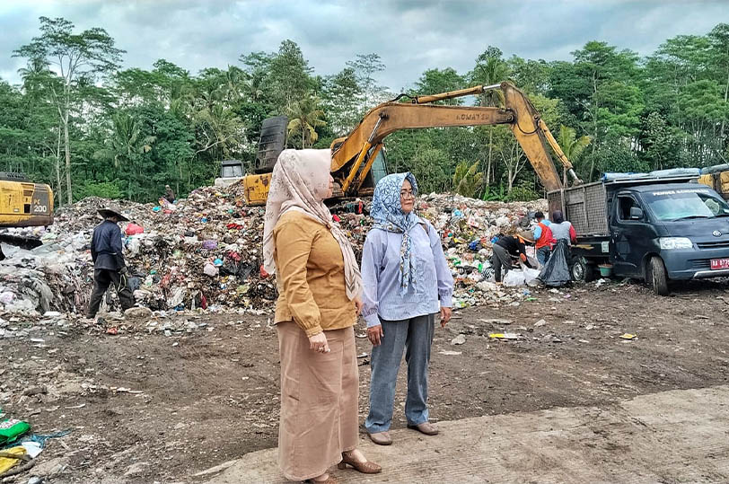 MONITORING: Komisi III DPRD Kabupaten Magelang saat melakukan sidak ke TPST Klegen, Grabag, Rabu (14/1).