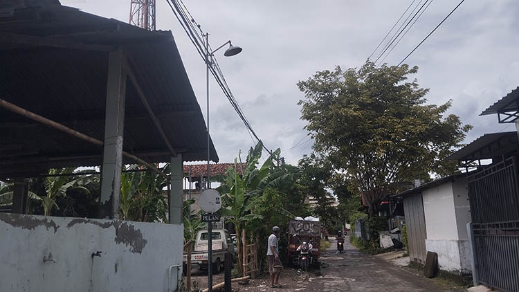 MASIH SWADAYA: Penerangan jalan kampung di Gang Kamboja, Krapyak Wetan, Panggungharjo, Sewon, Kamis (15/1/2026). Pemkab Bantul membuka peluang membantu menanggung tagihan list