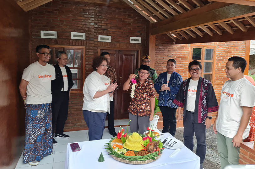 SIMBOLIS: Siswanto menerima kunci rumah yang telah direnovasi dari IDM, Kamis (15/1).