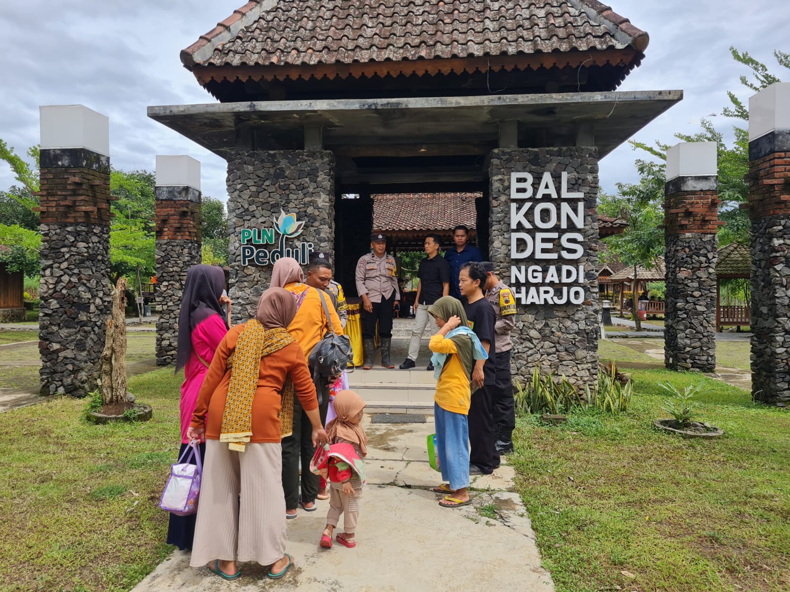 Ratusan warga Tanjung, Ngadiharjo, Borobudur menempati balkondes karena ancaman tanah longsor di wilayahnya, Kamis (15/1/2026).
