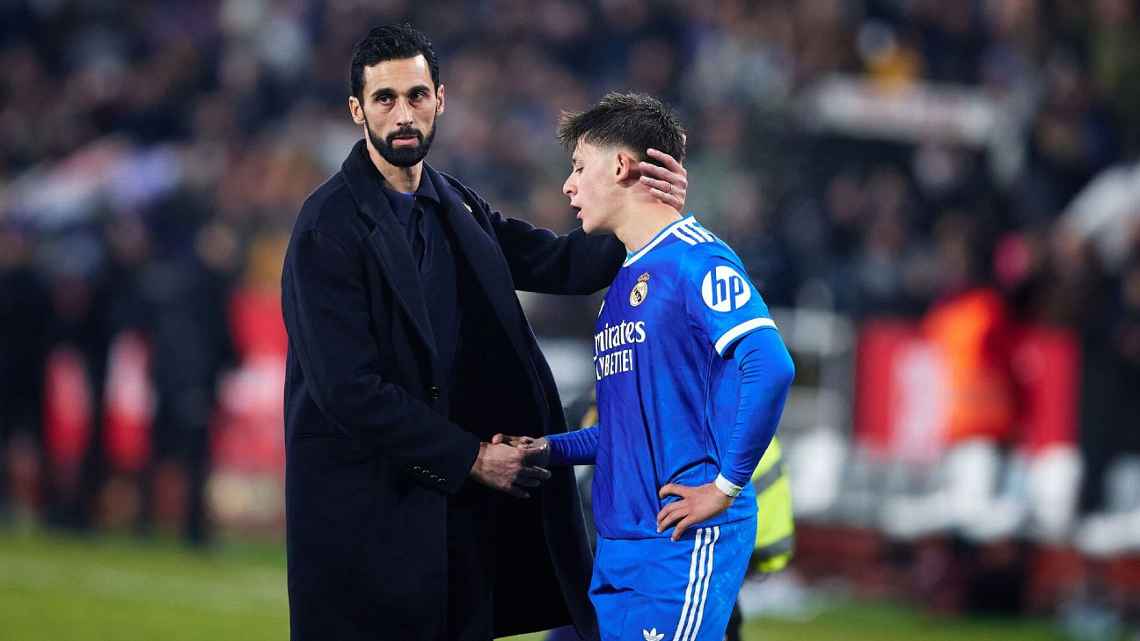 Alvaro Arbeloa menghibur Arda Guler setelah Real Madrid tersingkir di babak 16 besar Copa del Rey