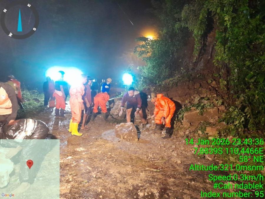 PENANGANAN: Petugas terkait sedang mengevakuasi longsor yang terjadi di Jalan Cinomati Rabu (14/1)