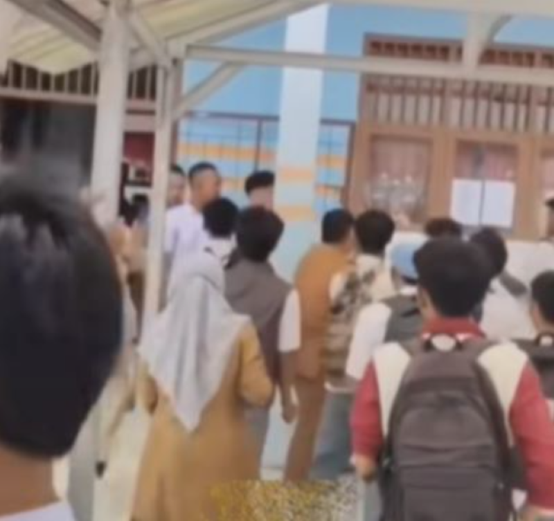 Guru yang mengalami komplain dari para murid serta potongan video guru di Jambi yang dikeroyok oleh siswanya sendiri.