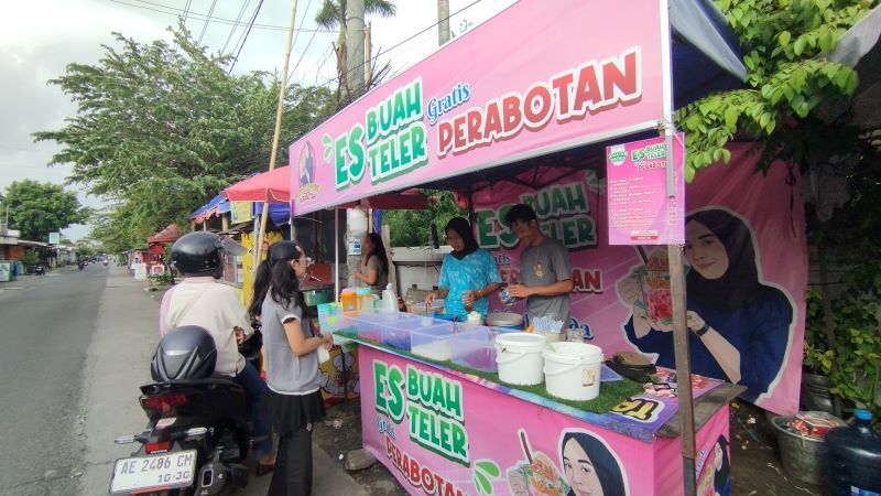 PERTAMA DI JOGJA: Penjual es teler perabotan sedang saat melayani pembeli di belakang ISI Jogjakarta Jumat (16/1).