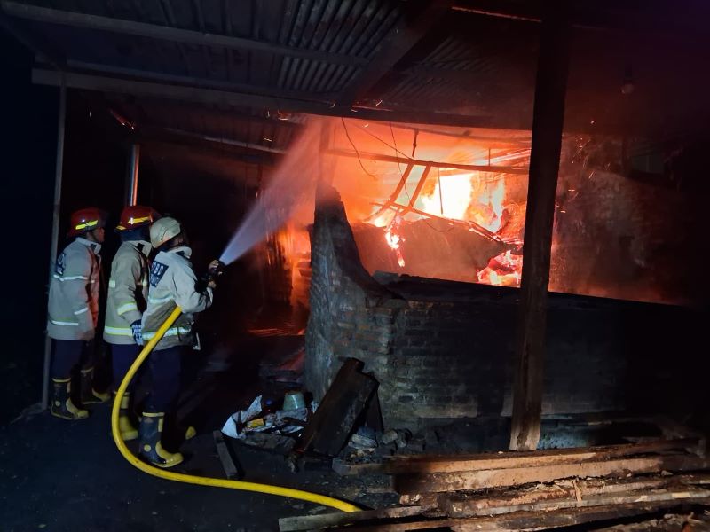 PENDINGINAN: Petugas pemadam kebakaran sedang memadamkan gudang kayu di Padukuhan Kadirojo, RT 6, Palbapang, Bantul Jumat (16/1).
