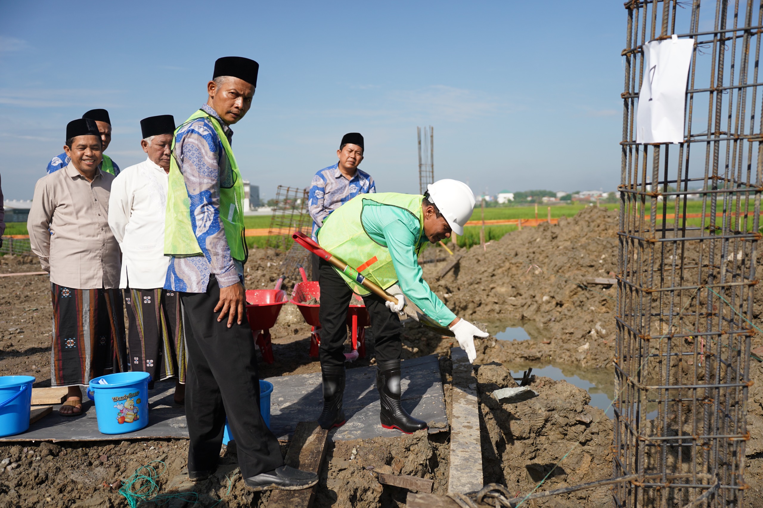 Wakil Bupati Kebumen Zaeni Miftah melakukan peletakan batu pertama sebagai tanda dimulainya pembangunan masjid MTsN 1 Kebumen.  Dokumentasi MTsN 1 Kebumen