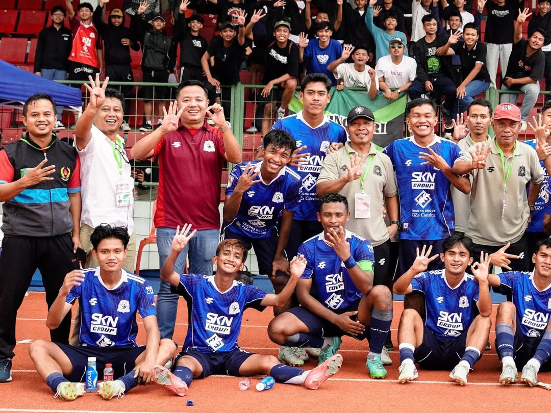 Skuad Persak Kebumen foto bersama setelah berhasil mengumpulkan poin penuh saat berhadapan dengan Persikama Magelang di Stadion Sarwo Edhie Wibowo. (Dokumentasi Persak Kebumen)  &nbsp;