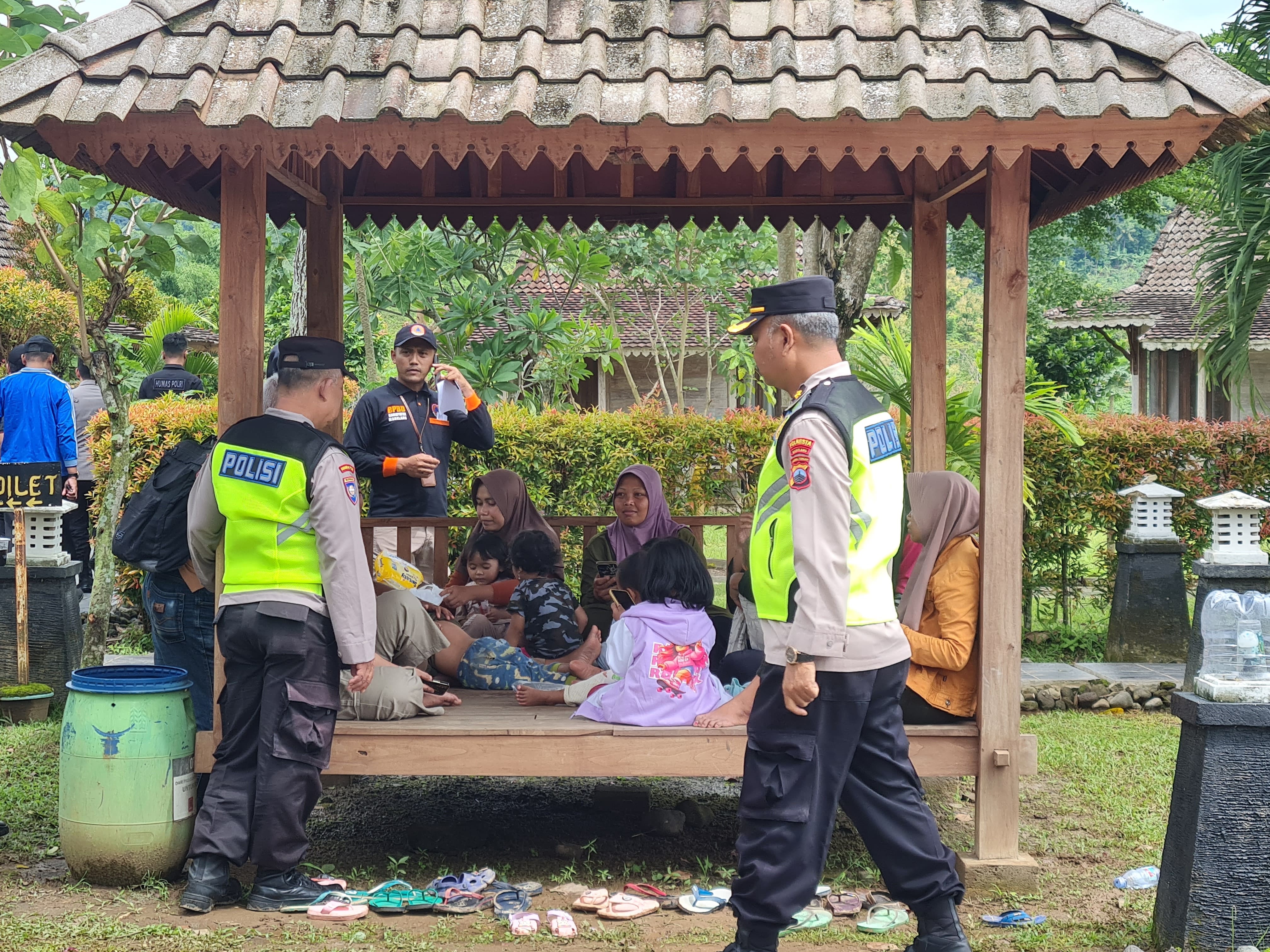 Ratusan warga Tanjung, Ngadiharjo, Borobudur menempati balkondes karena ancaman tanah longsor di wilayahnya.  &nbsp;