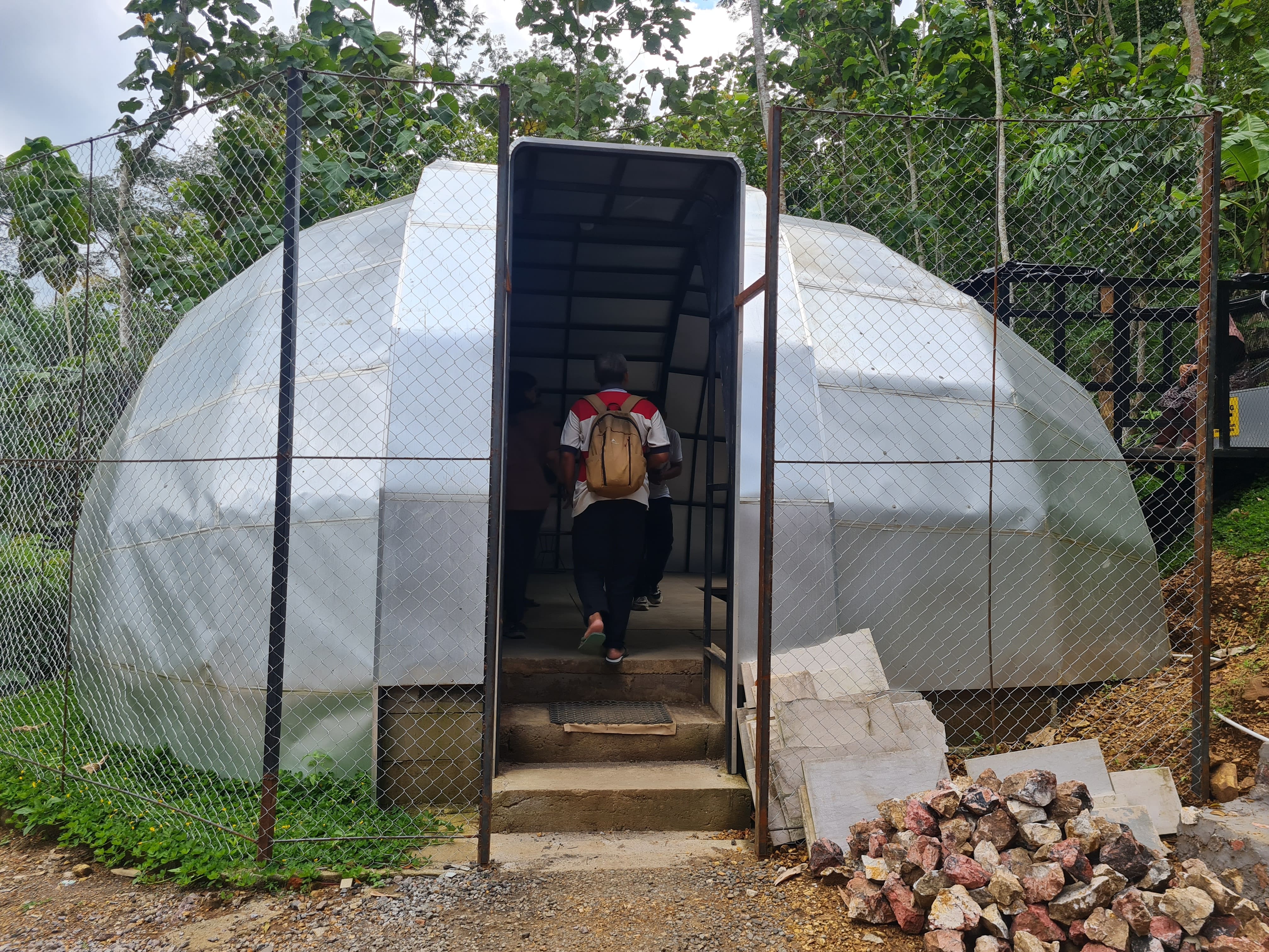 Pengunjung dapat menaiki lift untuk menuju ke UFO Menoreh dan akan disuguhi hamparan sawah dan batu marmer.