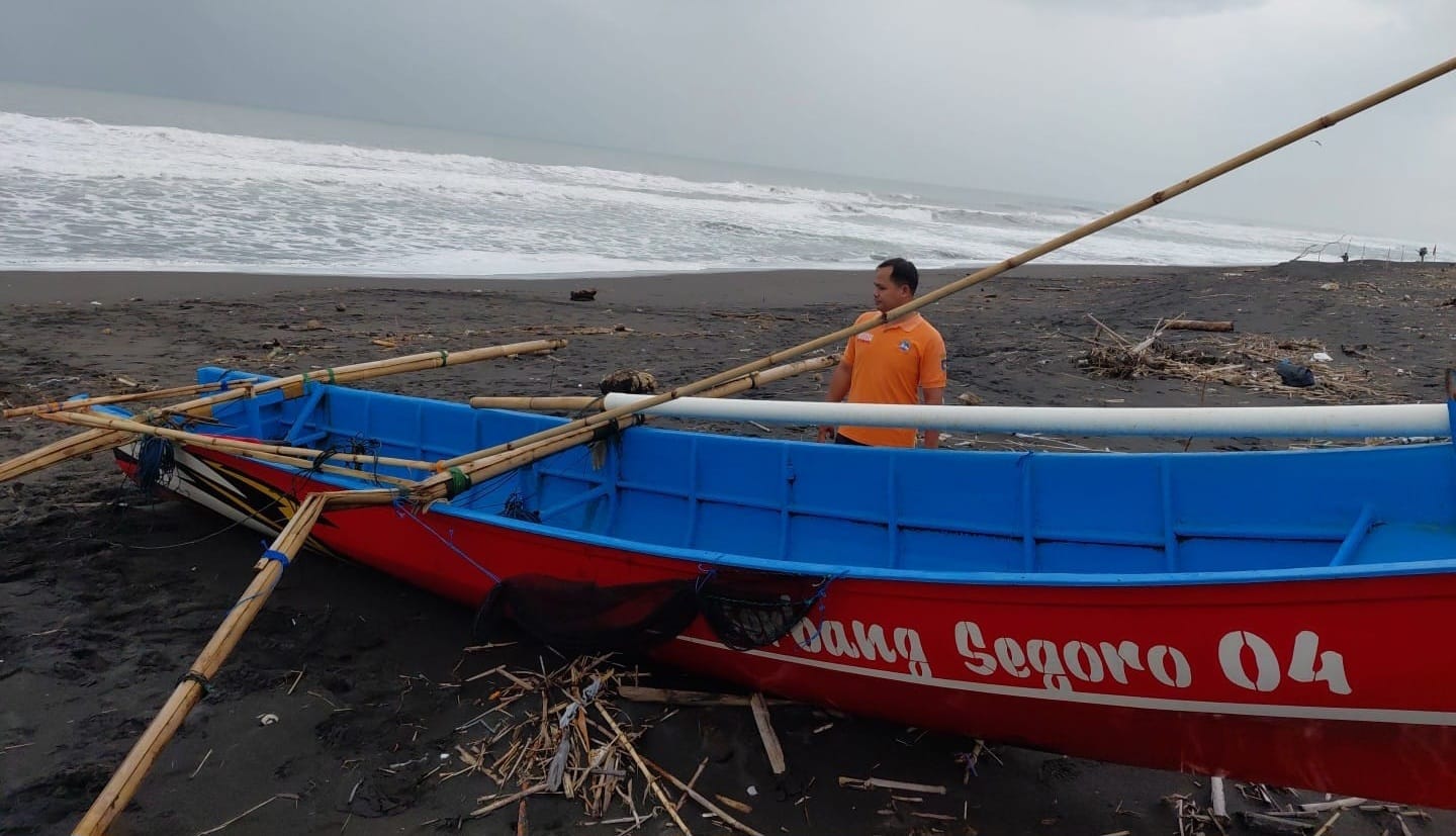 Perahu nelayan berhasil mendarat paska dilakukan evakuasi akibat diterjang gelombang tinggi di Pantai Bugel, Jumat (16/1/2026).