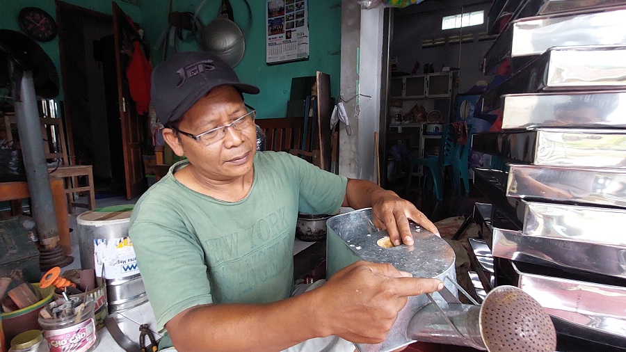 AWET: Agung Setyabudi menunjukkan gembor hasil tangannya.