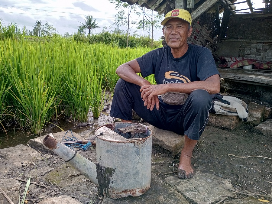 Sumadi menunjukan Gembor yang terakhir ia beli pada TAHUN 1999.