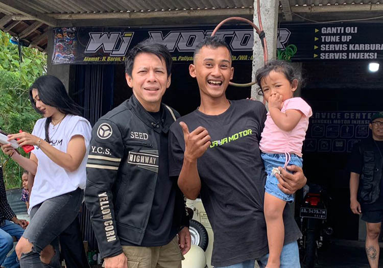 TAK BAKAL DILUPAKAN: Priyanto di bengkel MJ Motor miliknya yang disambangi Ariel Noah, Rabu (14/1/2026) siang lalu.