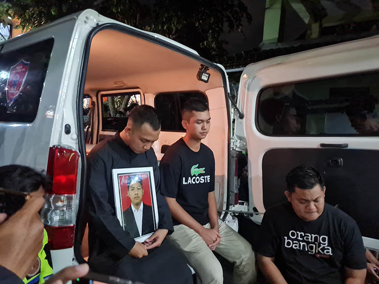 KEHILANGAN: Jenazah Syafiq Ridhan Ali Razan saat akan dimakamkan di Kota Magelang, Kamis malam (15/1/2026).