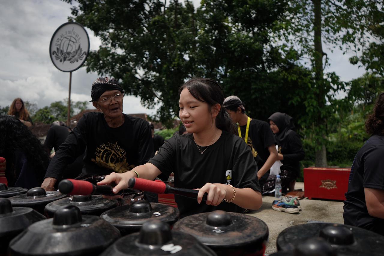 Wisatawan mancanegara diajak mencoba langsung memainkan alat music tradisional di Desa Wisata Kembang, Madurejo, Prambanan, Sleman.  &nbsp;