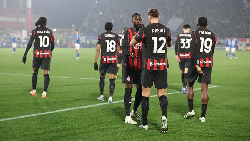 Para pemain AC Milan rayakan gol Adrien Rabiot dalam kemenangan atas Como di Serie A