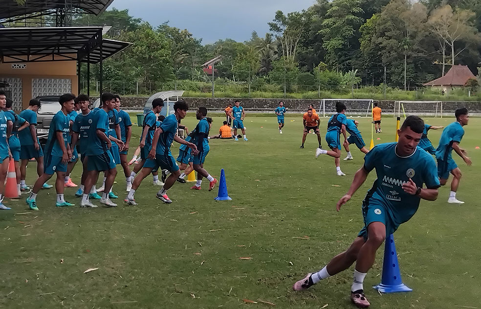BISA REVANS: Para pemain PSS Sleman saat latihan rutin di Lapangan Pakembinangun, Sleman, kemarin (16/1).