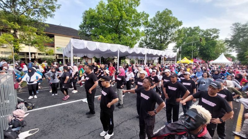 KEBERSAMAAN: Ketua DPRD Kulon Progo melepas jalan sehat.&nbsp;