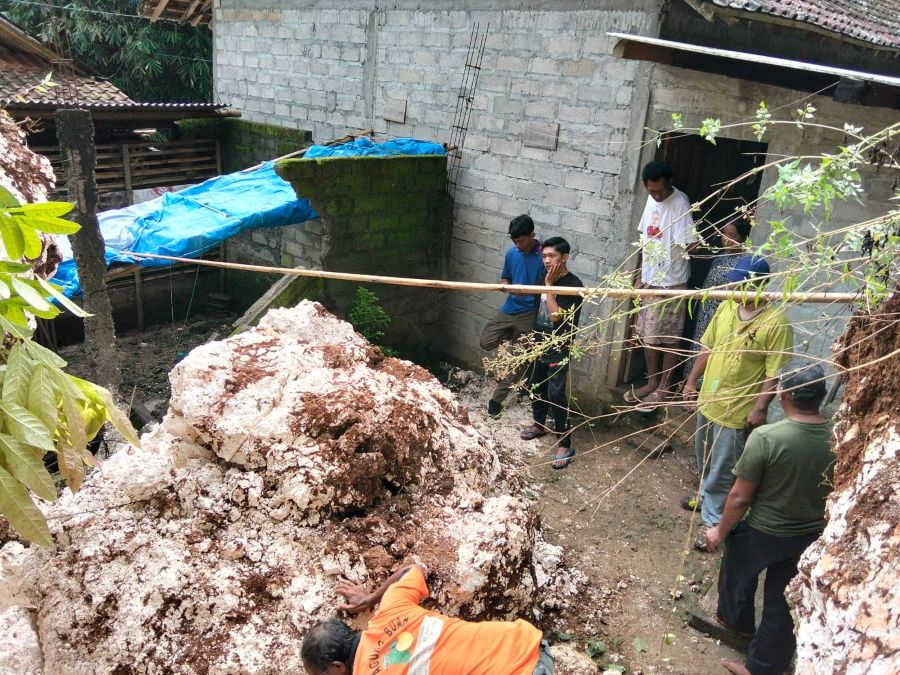 DIIMBAU WASPADA: Longsoran batuan sebesar 10 meter menimpa beberapa bangunan milik warga di Kalurahan Giripanggung Tepus Sabtu (17/1/2026) dini hari.