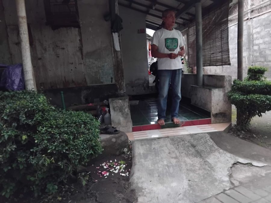 TKP korban meninggal. Warga menaruh bunga di lokasi korban terjatuh usai tertusuk