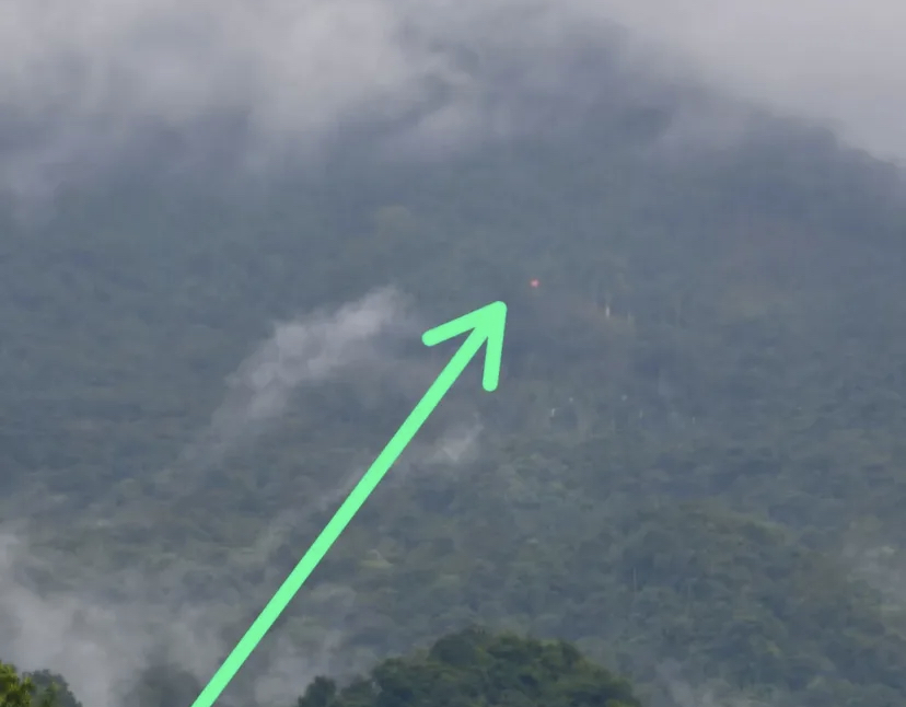 Tampak titik api di perbukitan  di Lingkungan Panaikang, Kelurahan Leang-leang, Kecamatan Bantimurung, di mana warga sempat mendengar bunyi yang menyerupai material terbakar sebelum ledakan terjadi.