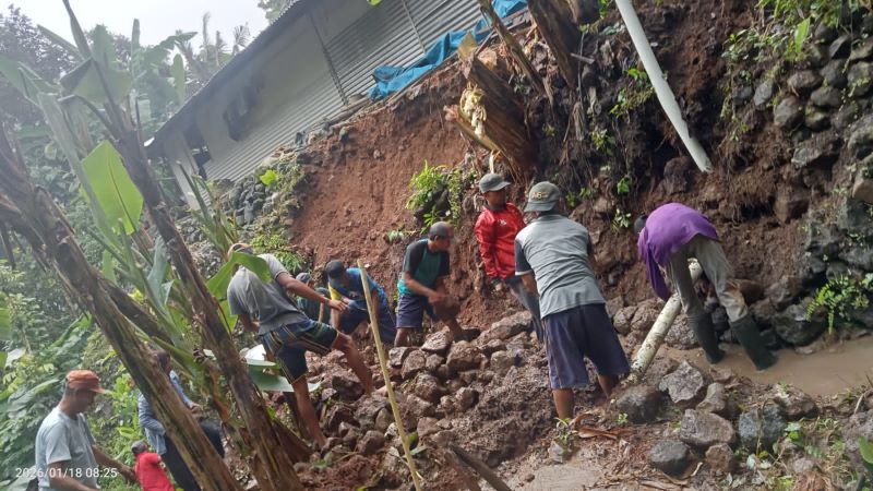 EVAKUASI: Rumah warga di Padukuhan Seropan 1, RT 5, Muntuk, Dlingo yang terdampak longsor karena hujan deras Sabtu (17/1).