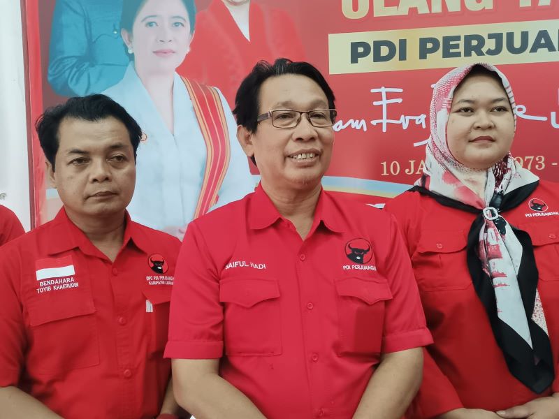 NYATAKAN SIKAP: Ketua DPC PDIP Kebumen Saiful Hadi (tengah) didampingi segenap struktural pengurus partai.