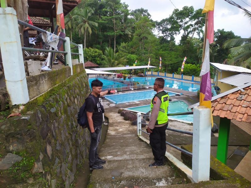OLAH TKP: Aparat kepolisian mendatangi lokasi kejadian bocah tenggelam di wisata kolam renang Watu Gede, Desa Penusupan, Kecamatan Sruweng.