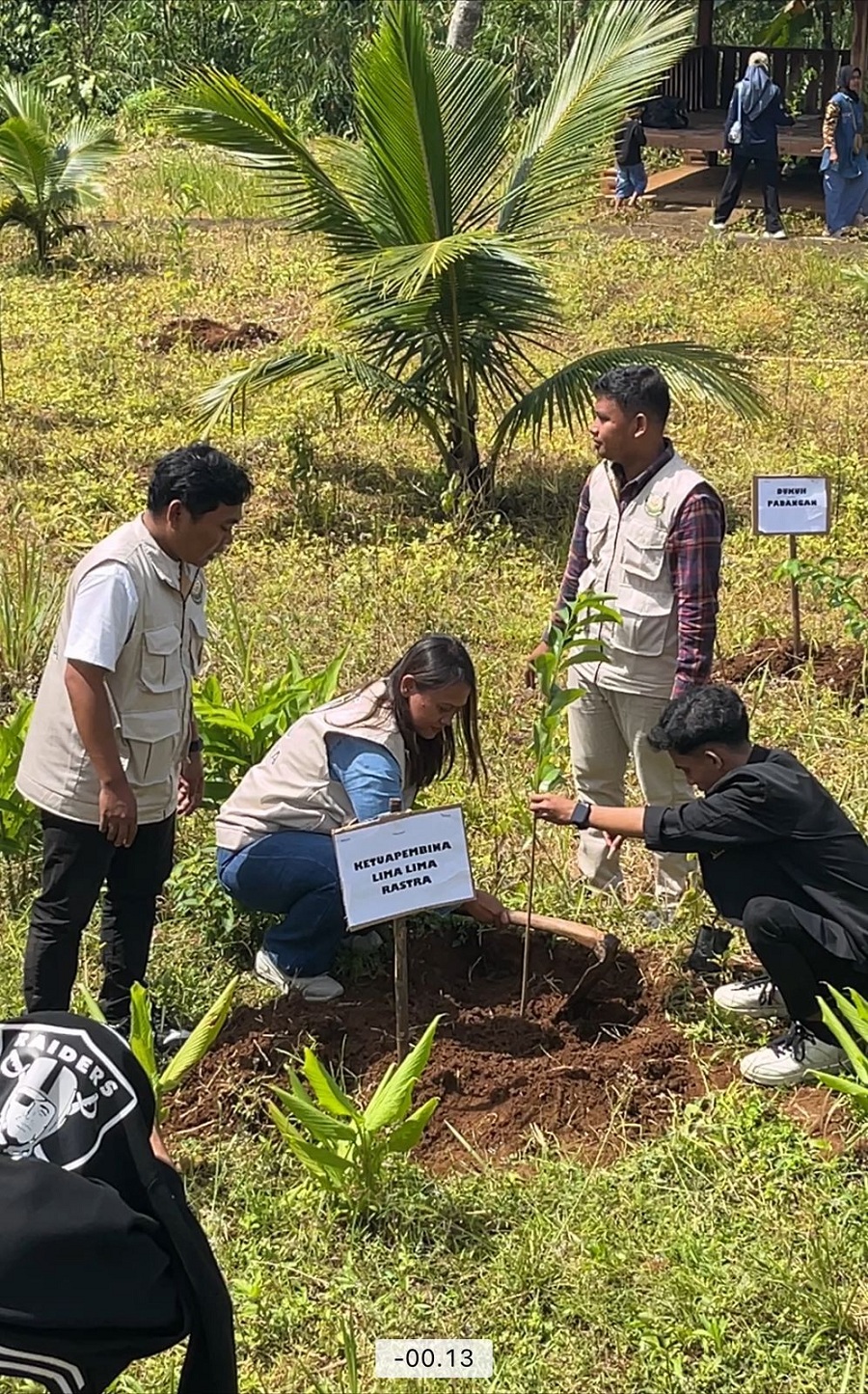 BERKELANJUTAN: Ratih Safitri Sulistyowati turun langsung dalam gerakan menanam 3000 pohon yang diinisiasi Yayasan Lima Lima Rastra di Patuk dan Paliyan, Gunungkidul.